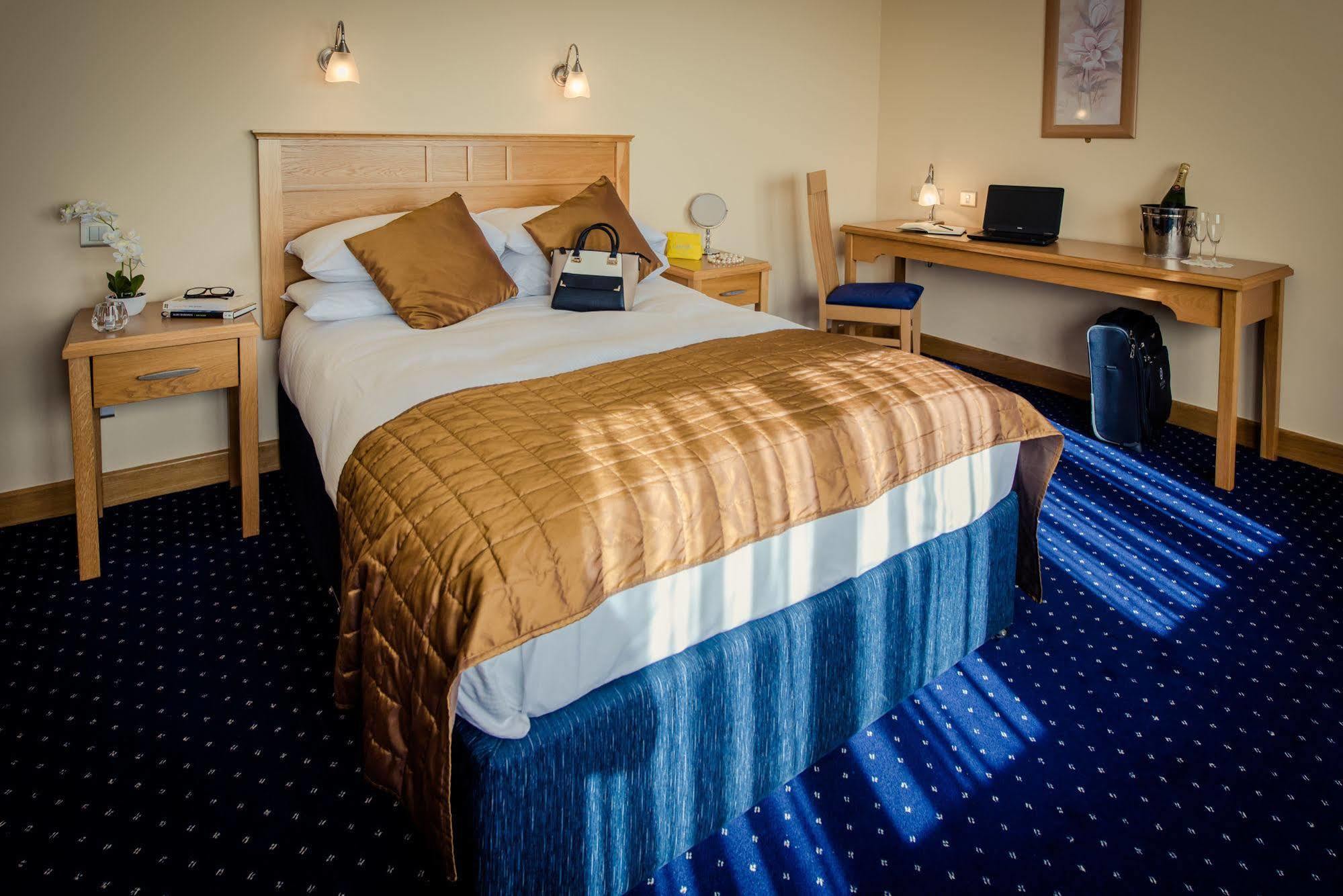 Rochestown Lodge Hotel ดุนเลรี ภายนอก รูปภาพ